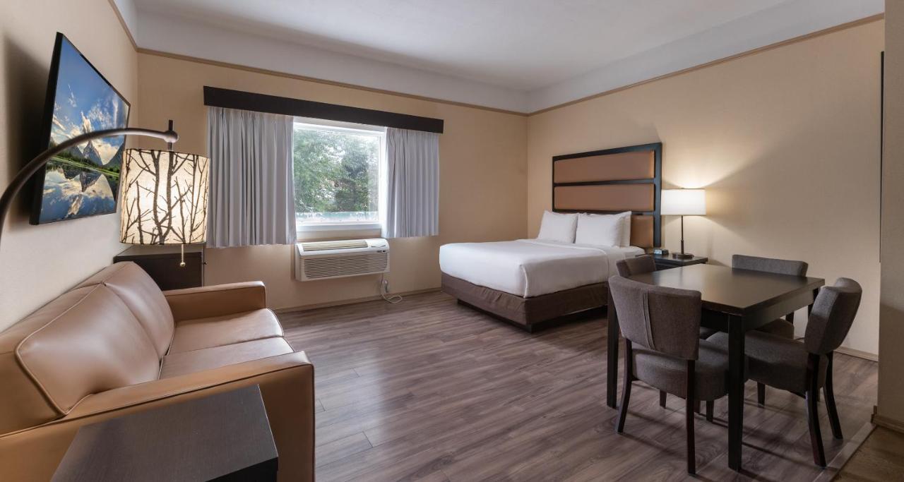 Prestige Inn Голден Екстер'єр фото